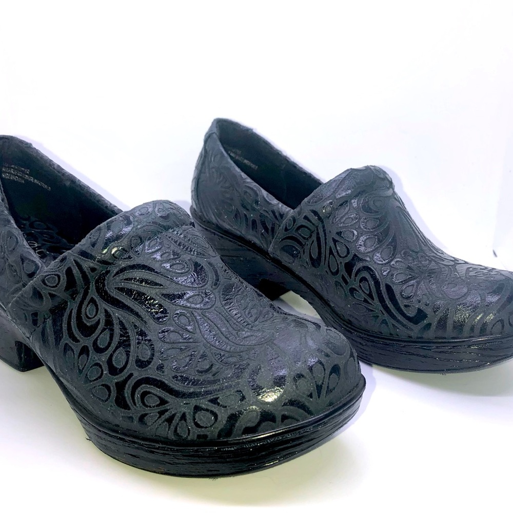 Boc woman’s clog shoe size 40 great condition. Easy slip on. Comfortable nurse